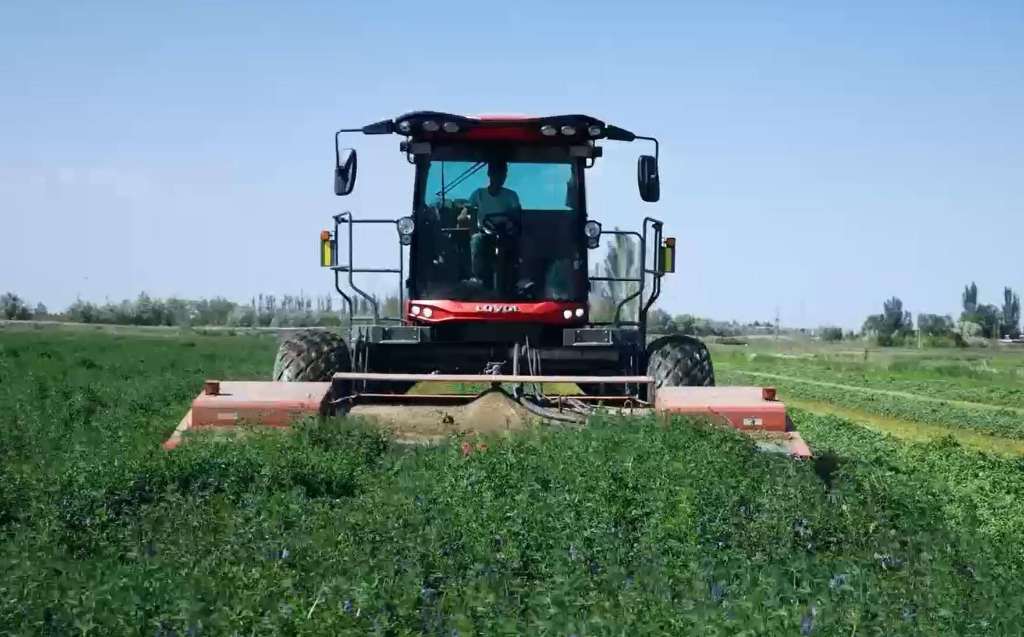 百乐博谷神自走式割草压扁机